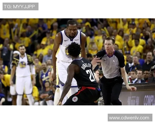 湖人对决快船外网热议赛季首场较量精彩瞬间与球员表现分析